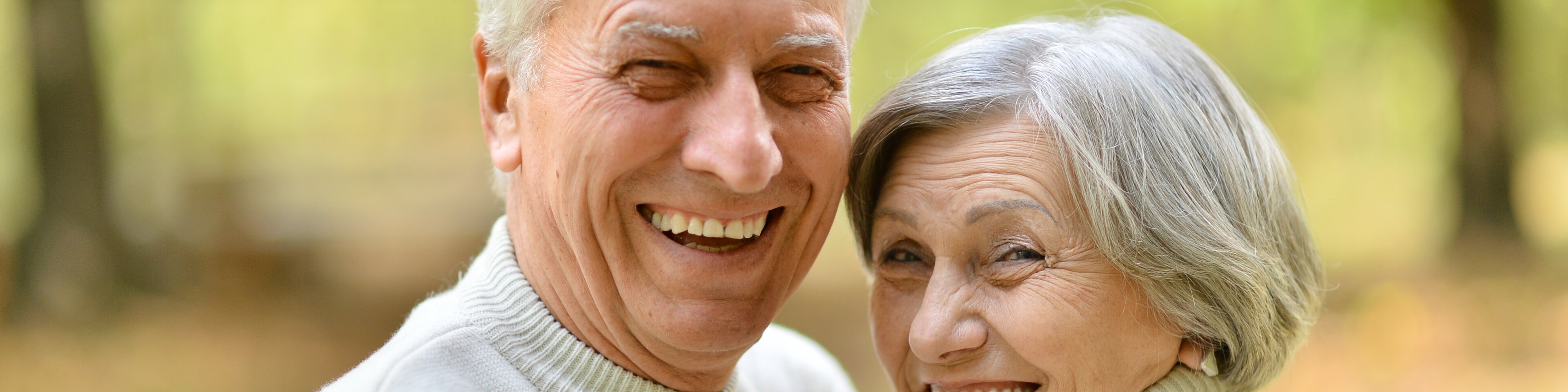 Älterer Mann und ältere Frau lächeln in die Kamera | © aletia 2011 - Fotolia